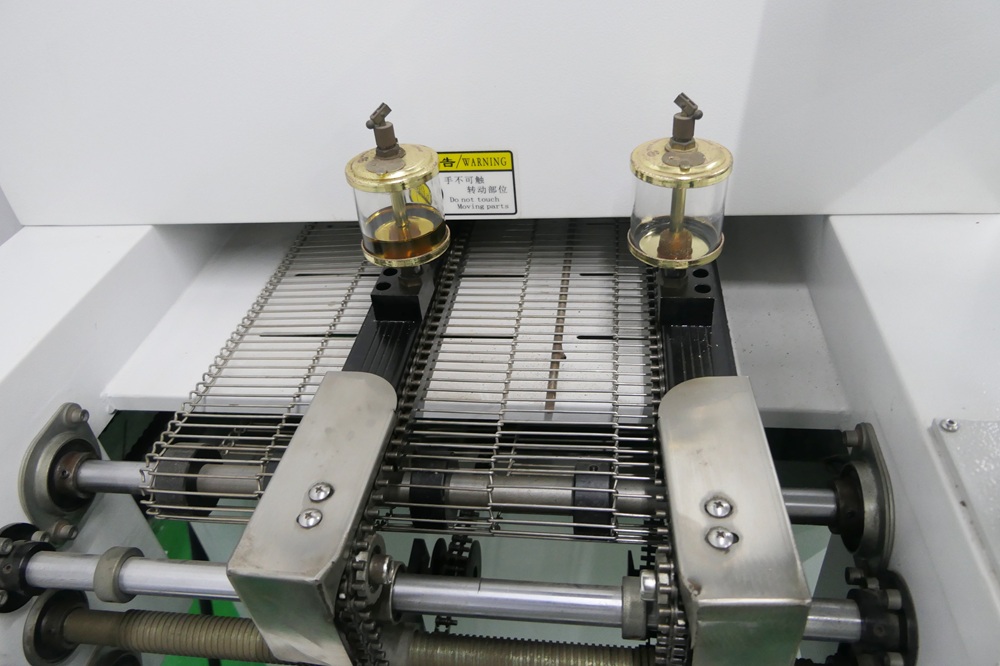 Energy-efficient conveyorized reflow oven for electronics manufacturing