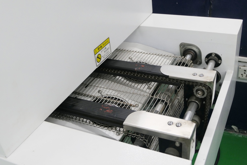 Six-zone hot air convection reflow soldering machine for PCB assembly