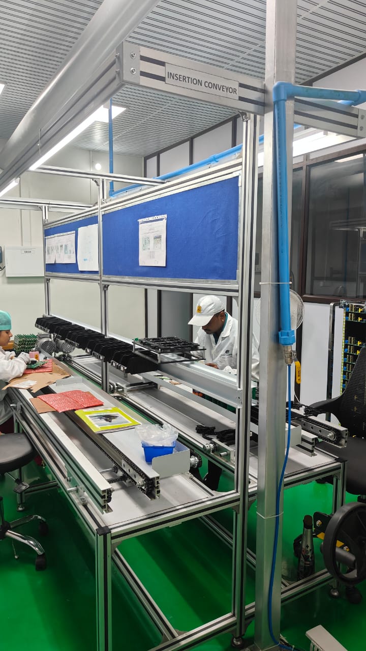 Motorized double-side PCB conveyor with operators assembling circuit boards