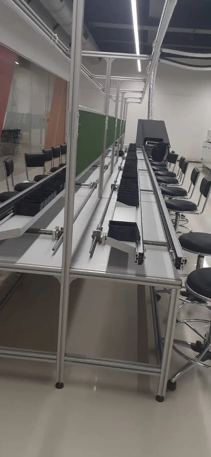 Motorized double-side PCB conveyor with operators assembling circuit boards