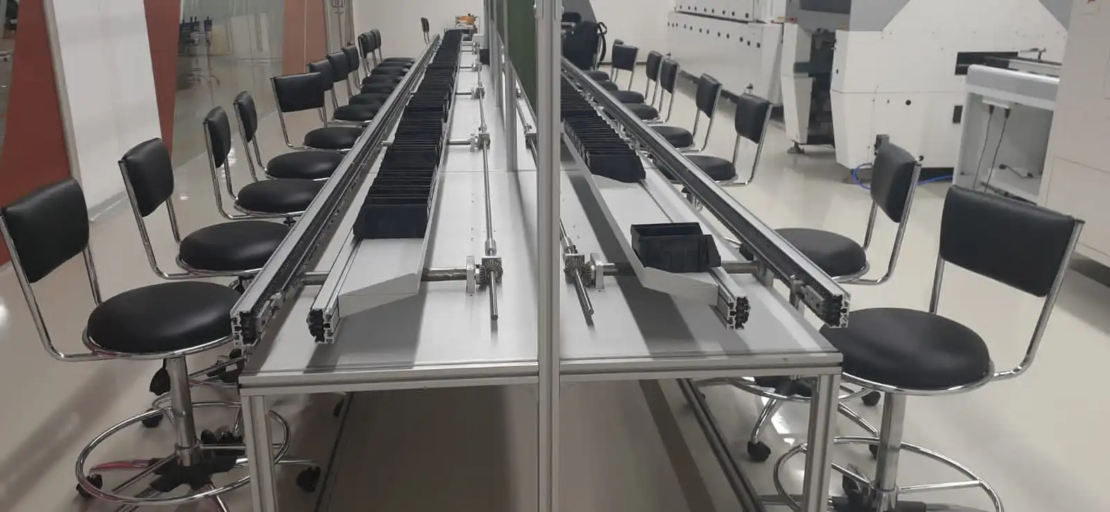 Motorized double-side PCB conveyor with operators assembling circuit boards